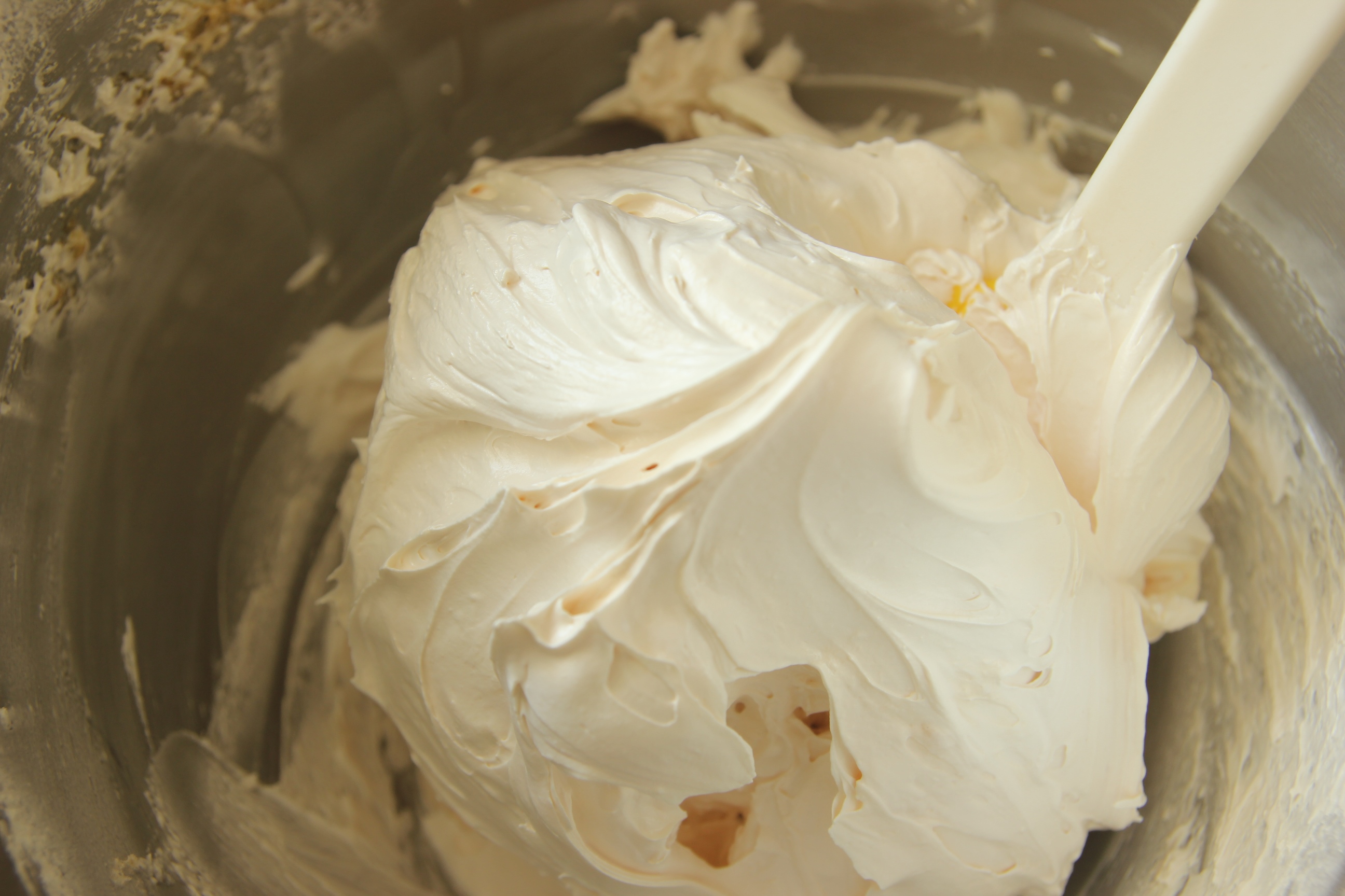Вкусный крем для слоеного теста. Белковый крем. Взбивание белкового крема. Густой белковый крем. Белковый крем для торта.