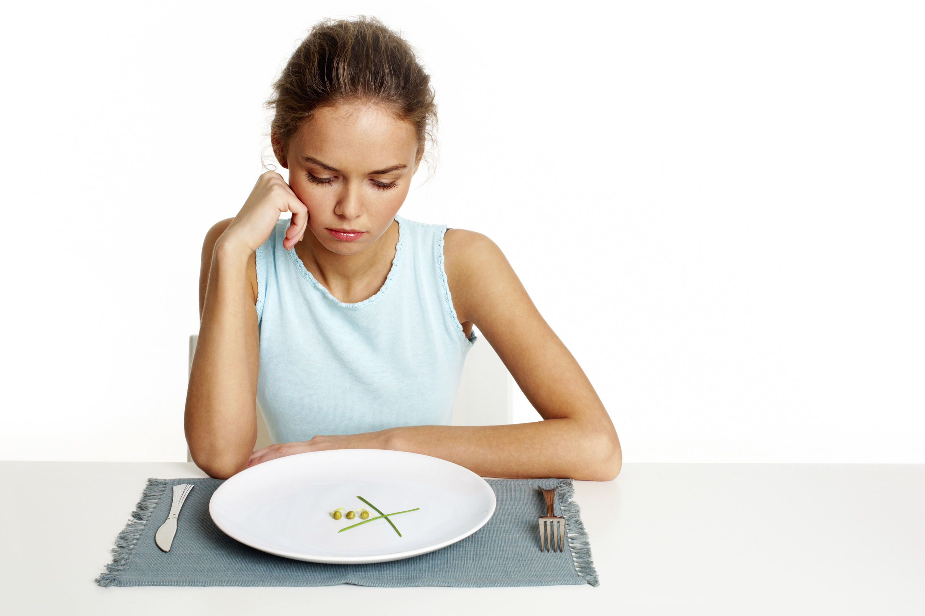Мало ем и не худею. Девушка с тарелкой. Голодная диета. Девушка с тарелкой еды.
