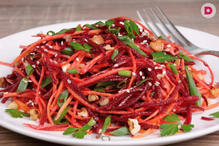 Богатые витаминами блюда: 5 рецептов салата из свеклы и моркови