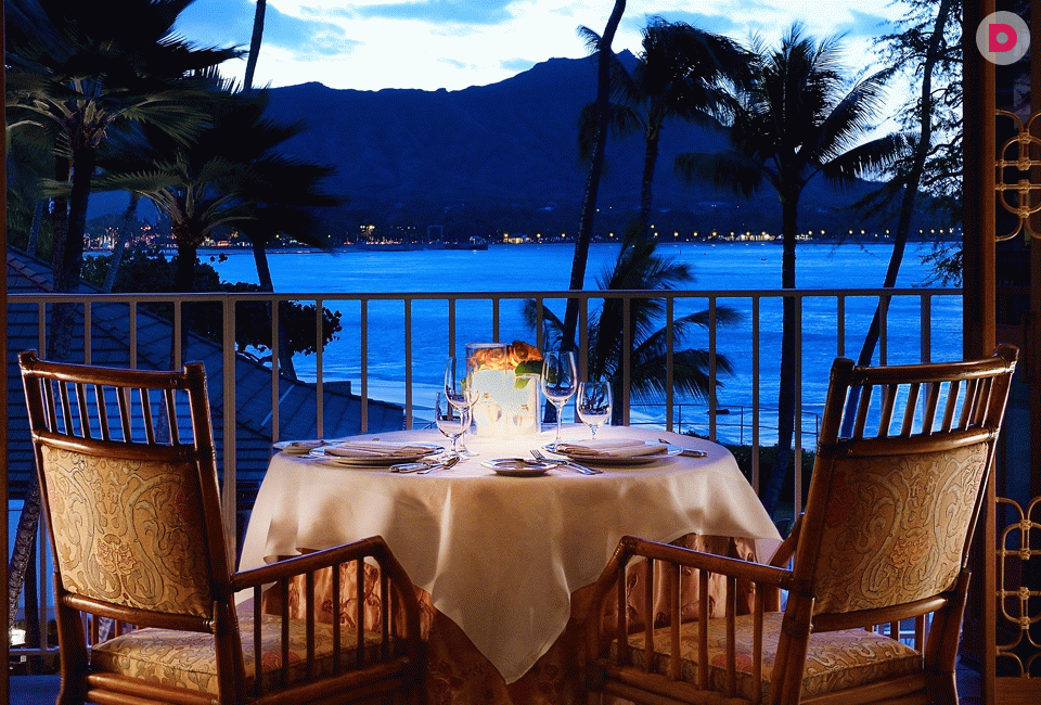 «Был бы повод»: романтический ужин по-гавайски