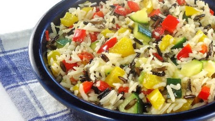 Итальянский салат с рисом, овощами и креветками