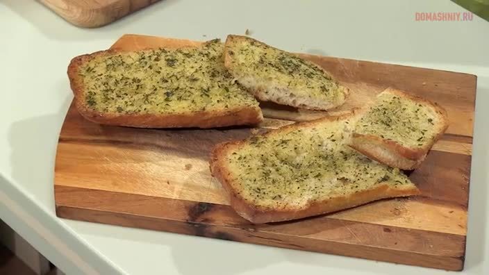 Теплый хлеб с травами в оливковом масле