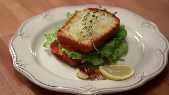 Сэндвич с лососем и сыром маскарпоне