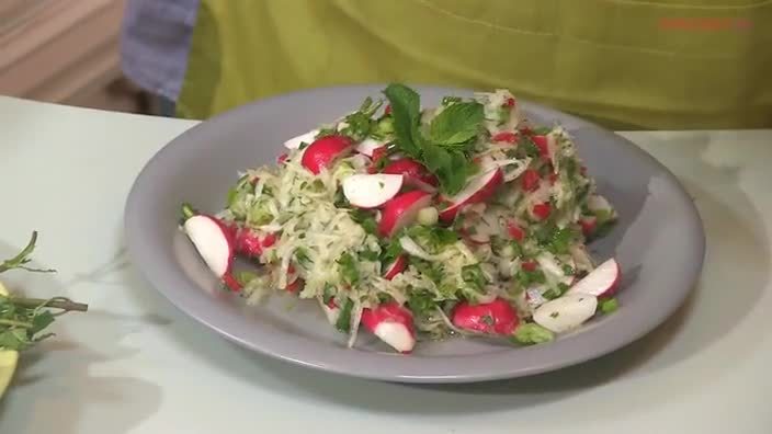 Салат из редиса, дайкона и зеленого лука