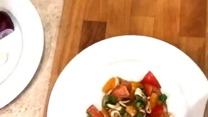Андрей Бова готовит легкий салат с кальмарами!