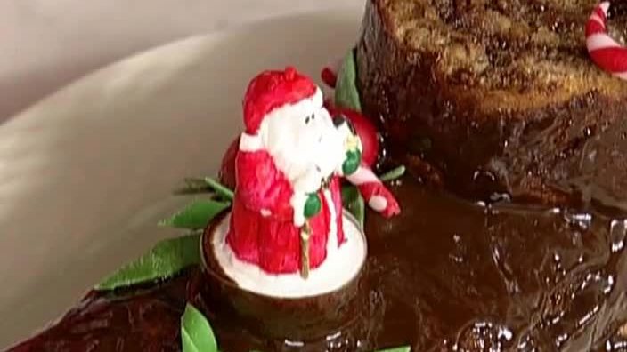 Дед Мороз из марципана и торт «Полено»